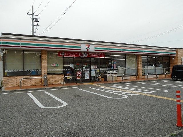 近くのコンビニまで700m（徒歩9分）
