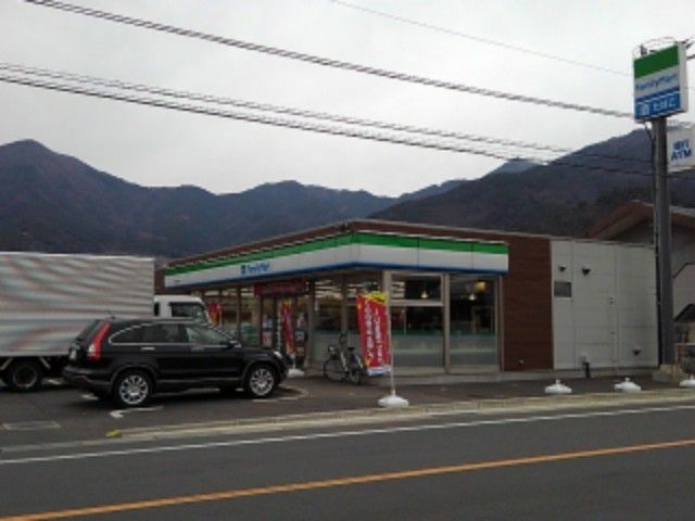 近くのファミリーマート千曲上山田店まで750m（徒歩10分）