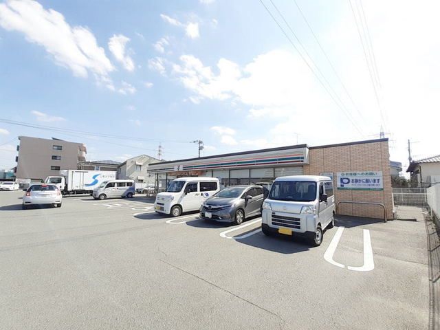 近くのセブンイレブン粕屋内橋店まで500m（徒歩7分）