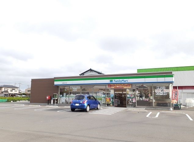 近くのファミリーマートまで750m(徒歩10分)