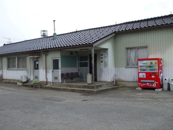 近くの能町駅まで800m（徒歩10分）