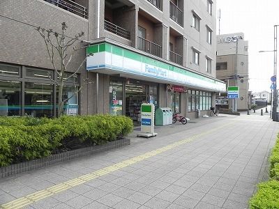 近くのファミリーマートまで750m(徒歩10分)