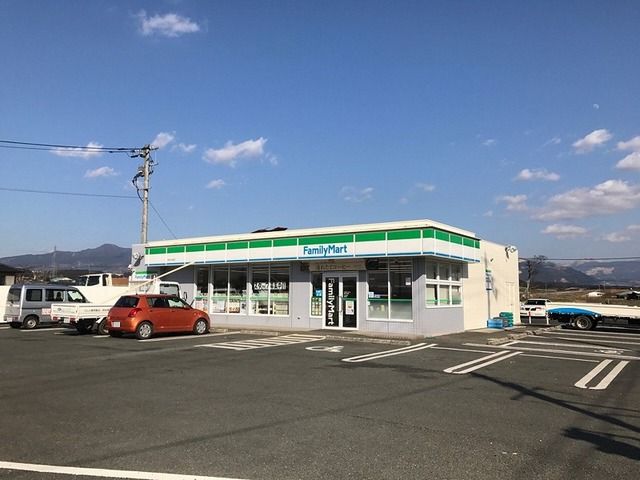 近くのファミリーマートまで700m(徒歩9分)