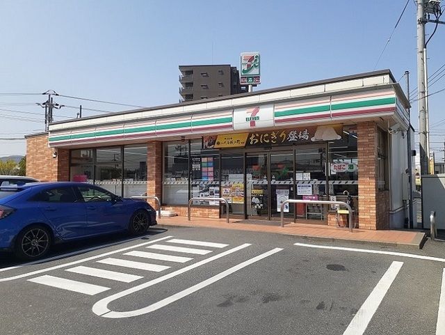 近くのコンビニまで290m（徒歩4分）