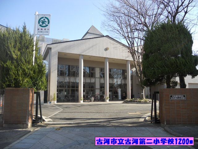 近くの小学校まで1,200m（徒歩15分）