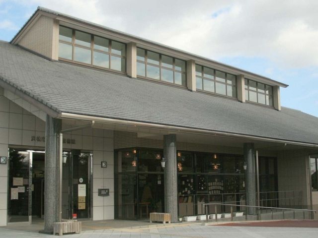 近くの浜松市立雄踏図書館まで550m（徒歩7分）