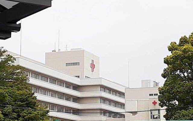 近くの高槻赤十字病院様まで1,040m（徒歩13分）