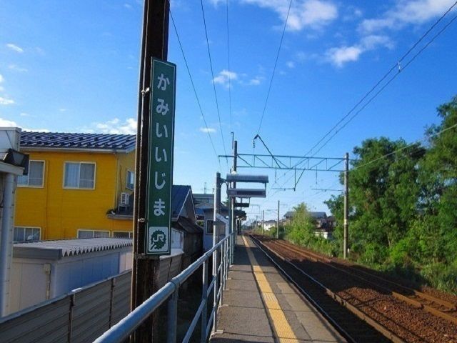 近くの上飯島駅まで700m（徒歩9分）