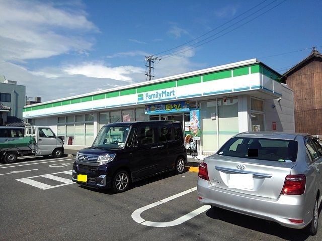 近くのファミリーマート坂出文京町店まで1,300m（徒歩17分）