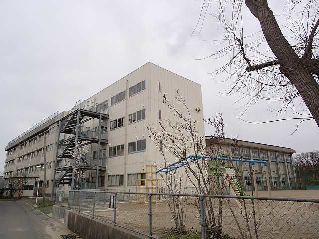 近くの赤塚小学校まで1,600m(徒歩20分)