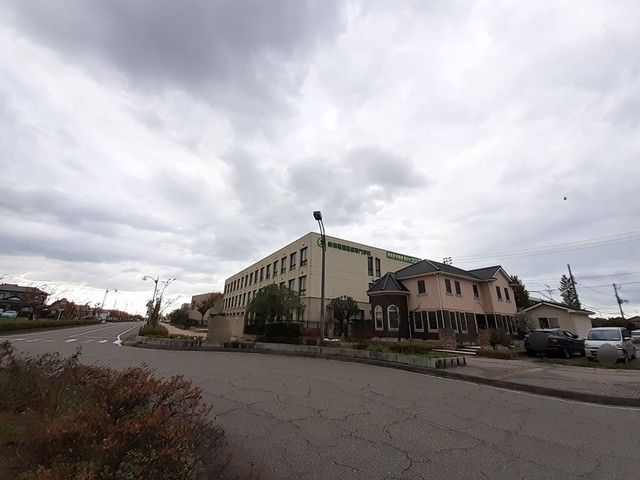 近くの新潟看護医療専門学校まで750m（徒歩10分）