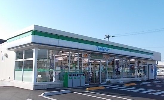 近くのファミリーマートつしま西坂店まで650m（徒歩9分）