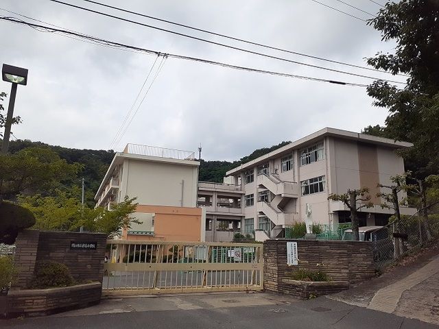 近くの津島小学校まで550m（徒歩7分）