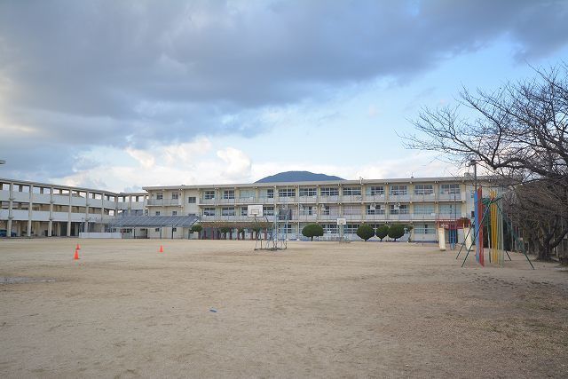 近くの田原小学校まで400m（徒歩5分）
