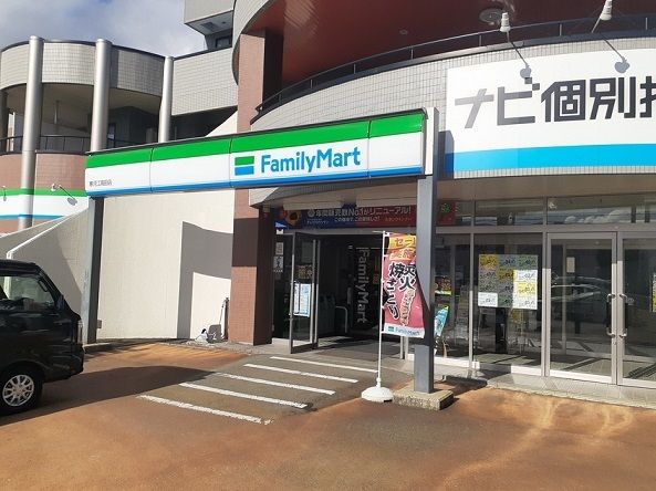 近くのファミリーマートまで700m（徒歩9分）