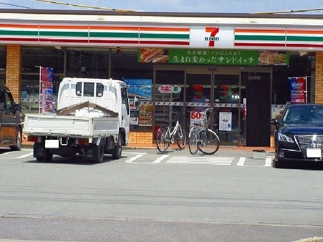 近くのコンビニまで530m（徒歩7分）