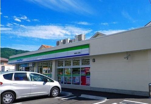 近くのコンビニまで550m（徒歩7分）