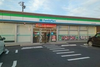 近くのファミリーマート様まで550m（徒歩7分）