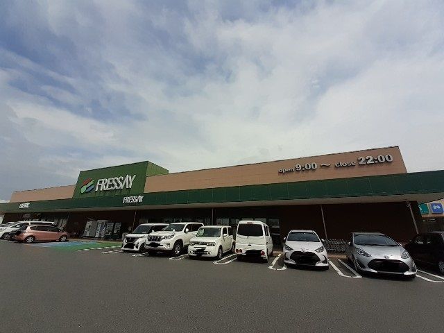 近くのフレッセイ富塚店まで1,100m(徒歩14分)