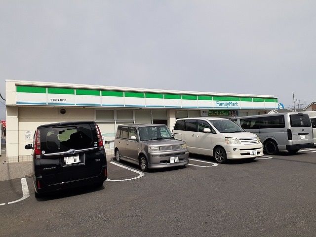 近くのファミリーマート簗瀬町店まで400m（徒歩5分）