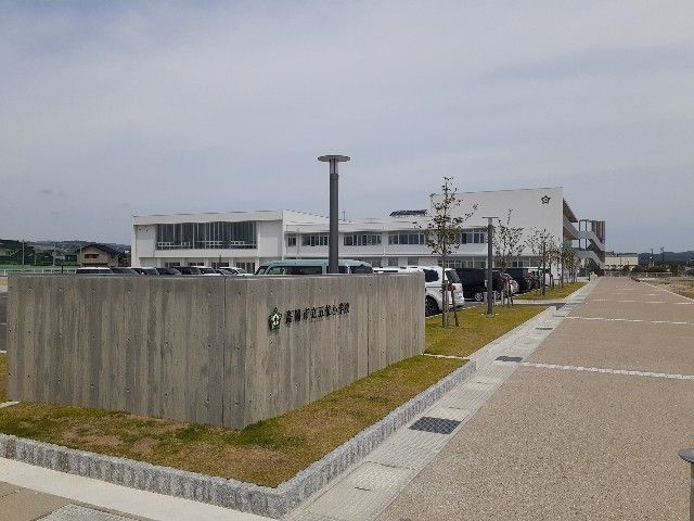 近くの五位小学校まで700m（徒歩9分）