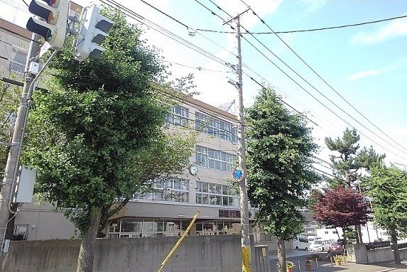 近くの南白石小学校まで430m（徒歩6分）