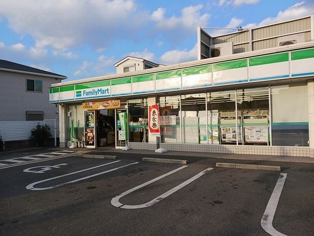 近くのファミリーマート様まで450m（徒歩6分）