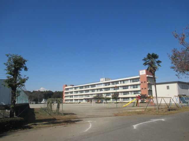 近くの宇都宮市立新田小学校まで350m(徒歩5分)