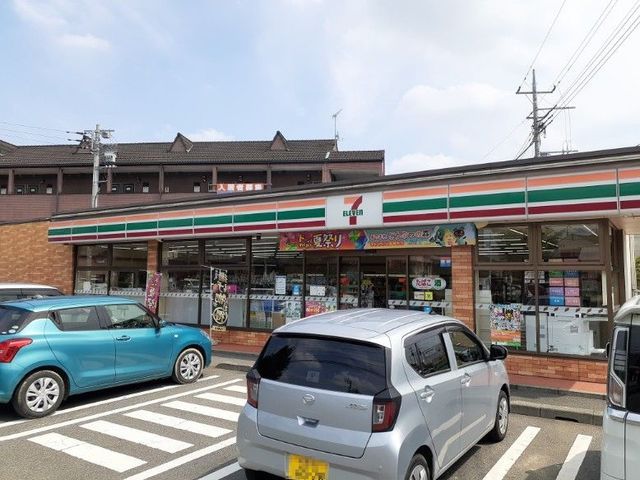 近くのコンビニまで300m（徒歩4分）