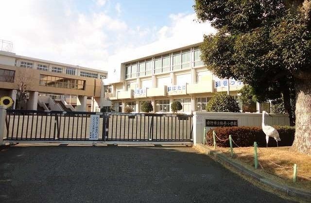 近くの鶴巻小学校まで850m（徒歩11分）