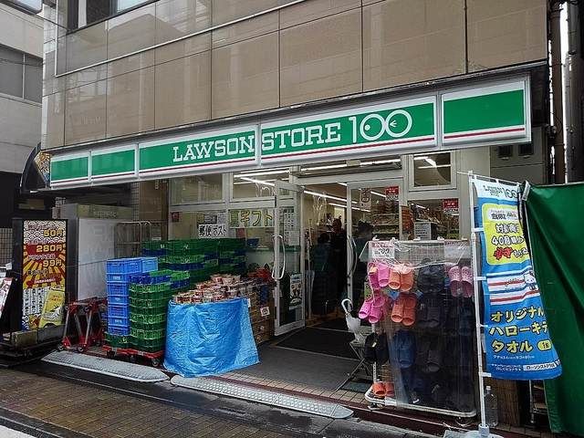 近くのローソンストア100北越谷店まで230m（徒歩3分）