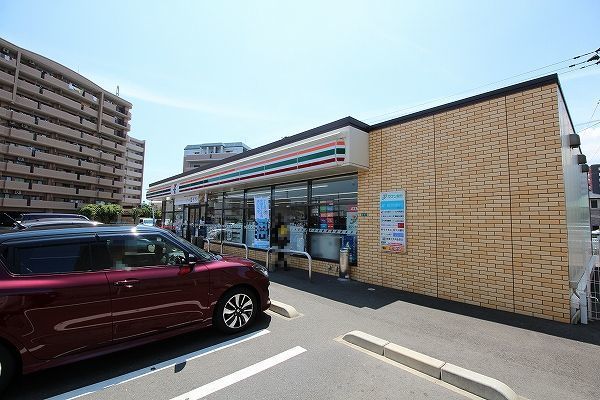 近くのセブンイレブンまで250m（徒歩4分）