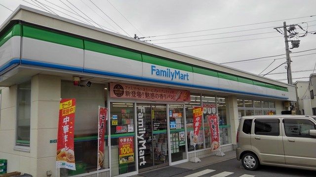 近くのファミリーマートまで250m（徒歩4分）
