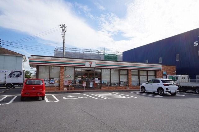 近くのコンビニまで300m（徒歩4分）
