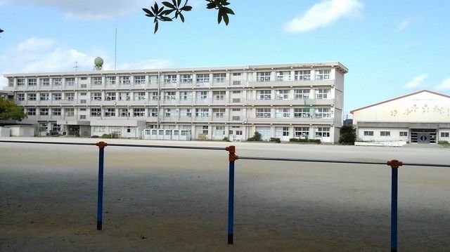 近くの別保小学校まで900m（徒歩12分）