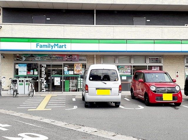 近くのファミリーマート魚住四丁目店まで350m(徒歩5分)