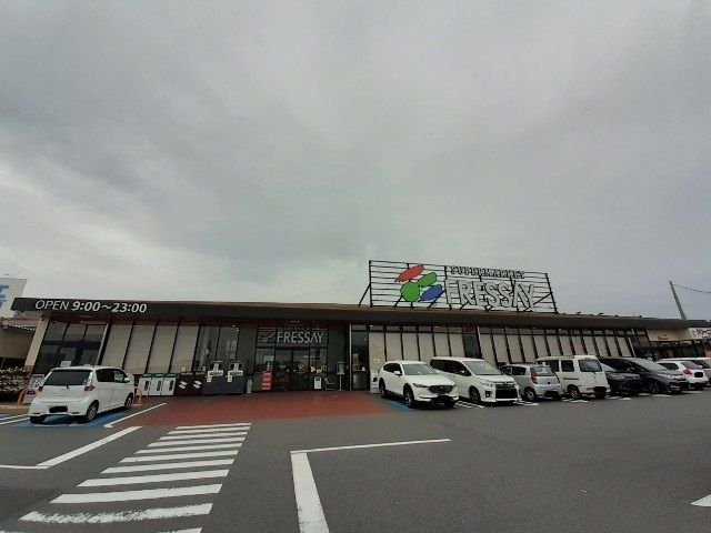 近くのフレッセイ吉岡店まで850m（徒歩11分）