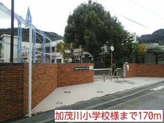 近くの小学校まで170m（徒歩3分）