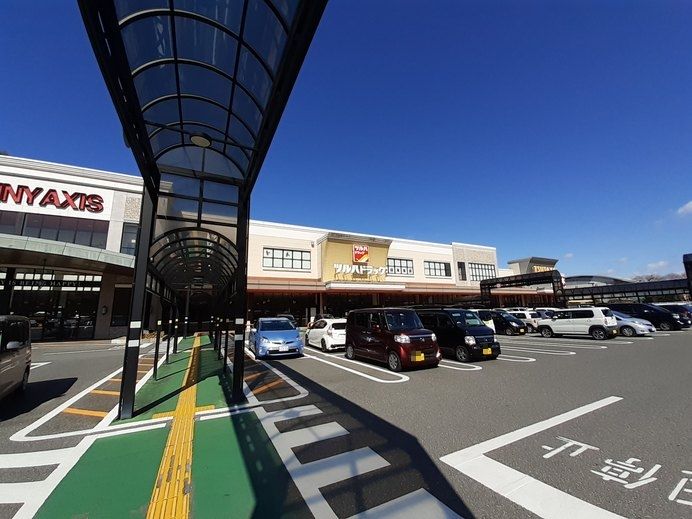 近くのツルハドラッグいの店まで750m（徒歩10分）