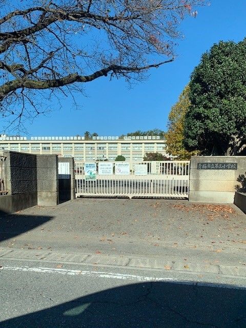 近くの青梅市立第三小学校まで500m(徒歩7分)