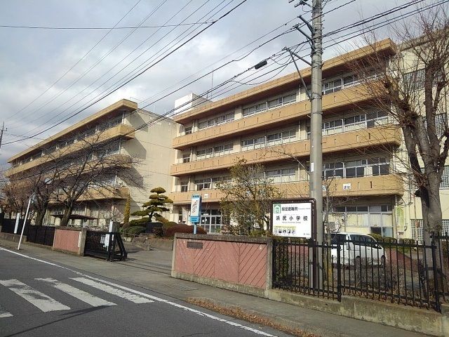 近くの小学校まで600m（徒歩8分）