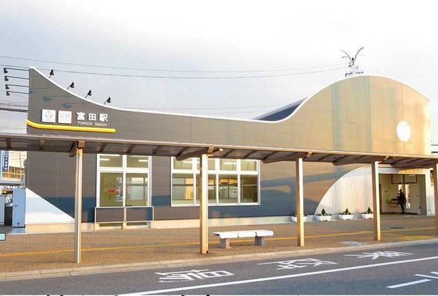 近くの富田駅まで1,400m（徒歩18分）