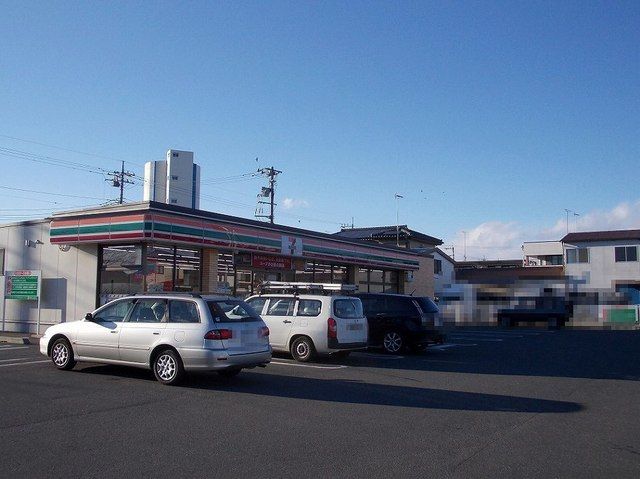 近くのセブンイレブンさくら草川店まで110m（徒歩2分）