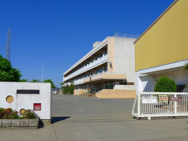 近くの太田市立駒形小学校まで1,400m（徒歩18分）