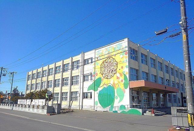 近くの屯田南小学校まで400m(徒歩5分)