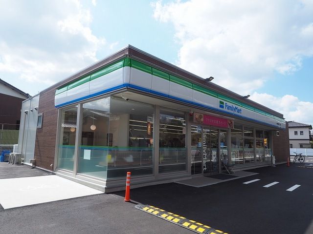 近くのファミリーマートまで550m(徒歩7分)