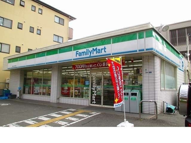 近くのファミリーマート神鉄谷上駅前様まで230m（徒歩3分）
