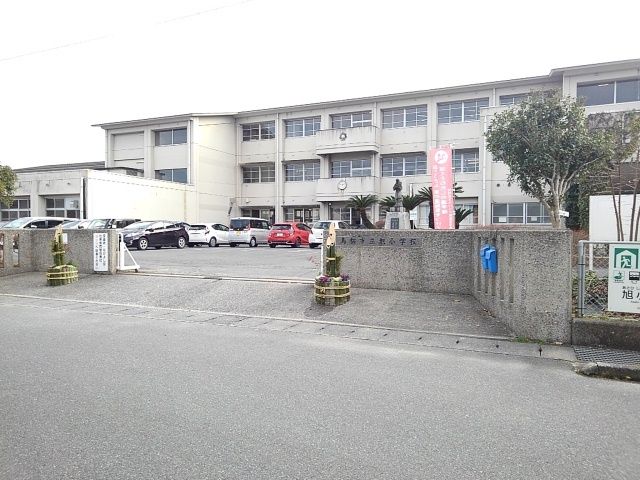 近くの小学校まで590m（徒歩8分）