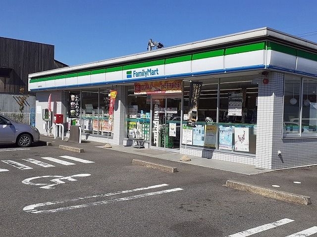 近くのファミリーマート岐南薬師寺店まで950m（徒歩12分）