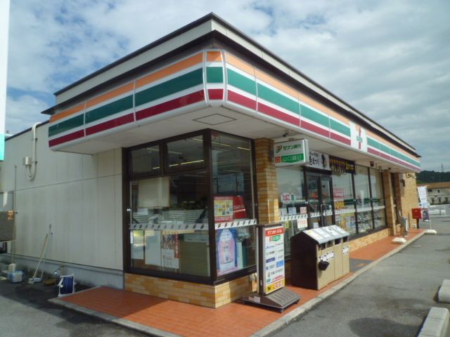 近くのコンビニまで270m（徒歩4分）